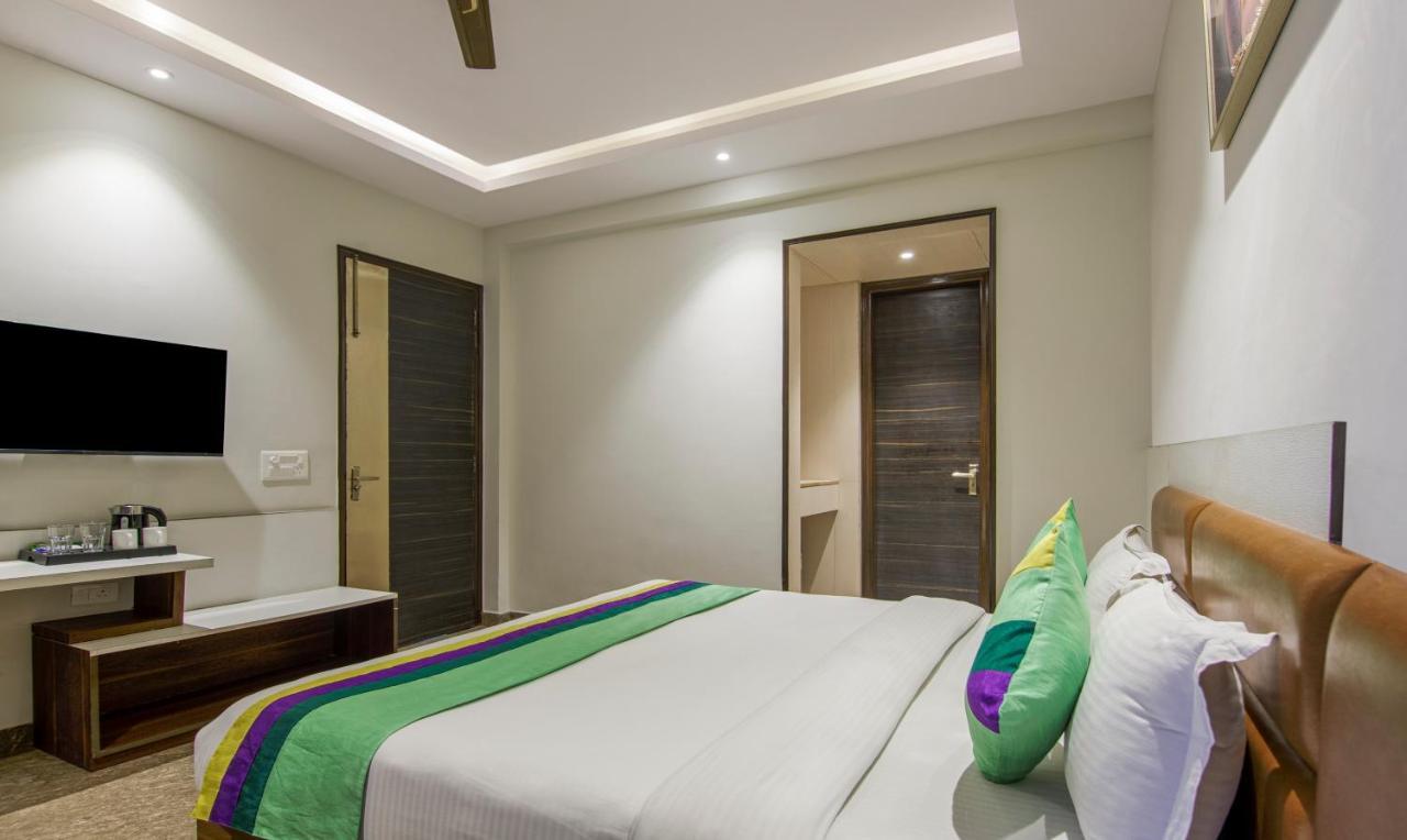 Treebo Swastika Premium Hotell Noida Exteriör bild