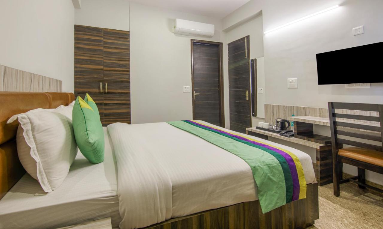 Treebo Swastika Premium Hotell Noida Exteriör bild