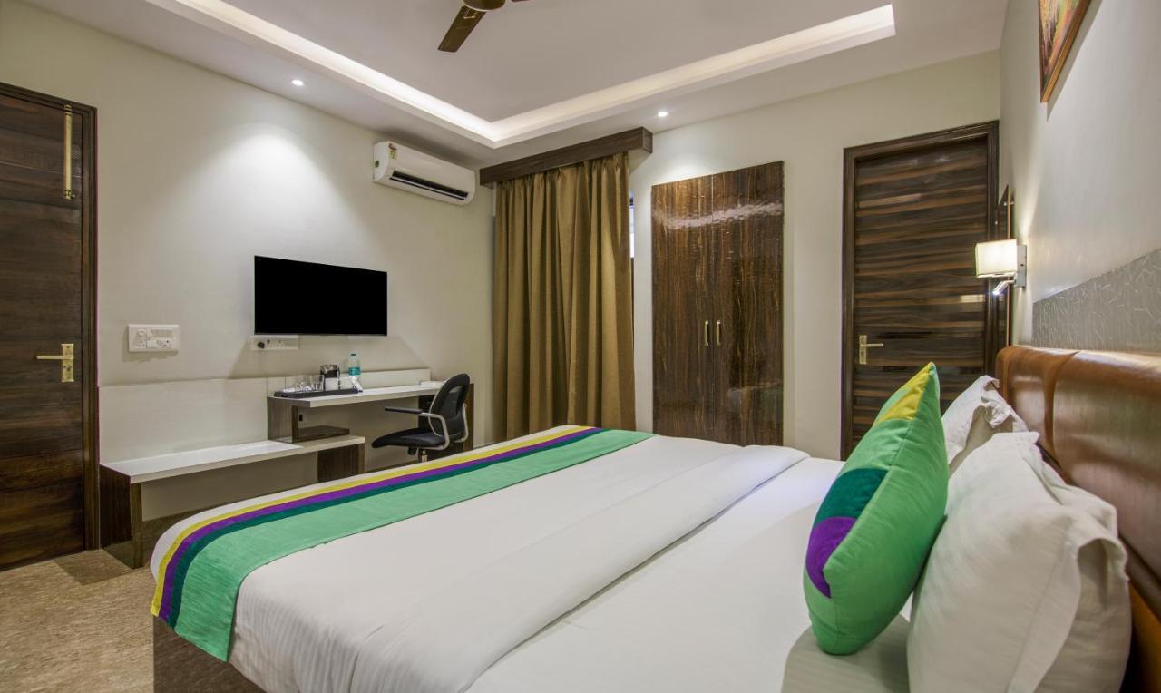Treebo Swastika Premium Hotell Noida Exteriör bild