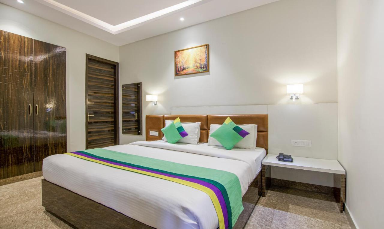 Treebo Swastika Premium Hotell Noida Exteriör bild