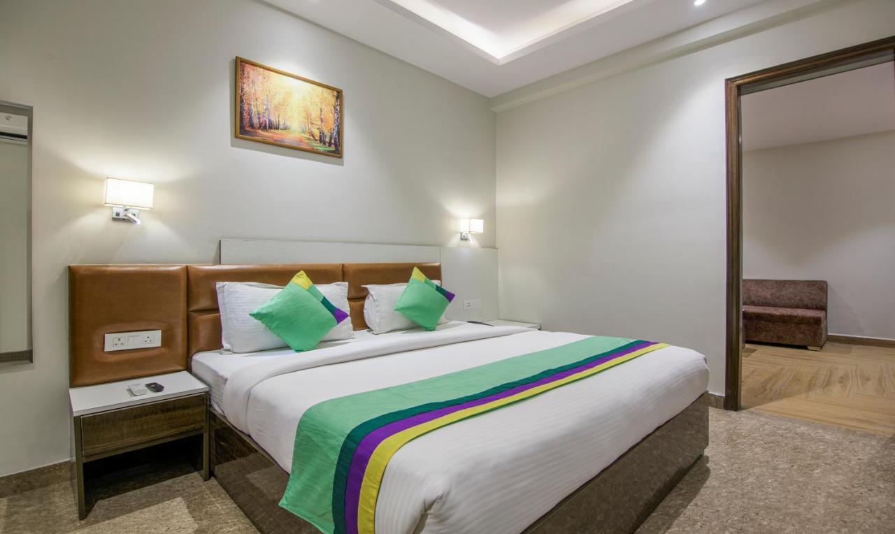 Treebo Swastika Premium Hotell Noida Exteriör bild