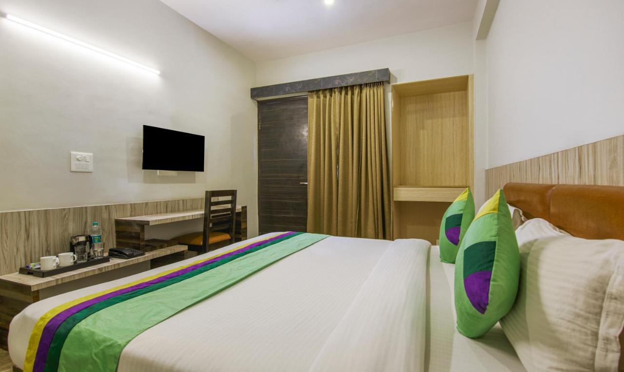 Treebo Swastika Premium Hotell Noida Exteriör bild